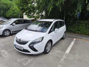 Peugeot din poza 2015 1.6 diesel 6 trepte 7 locuri