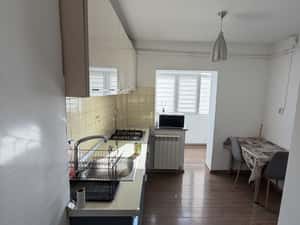 Apartament 2 decomandate în 1 MAI, centrală, mobilat și utilat — miniatura 4