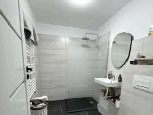 Mobilat si Utilat. Spatios. Decomandat. Centrala proprie. — miniatura 6