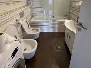 Închiriez apartament 3 camere, 2 băi și 2 garaje — miniatura 6