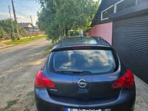 Opel Astra J Hatchback 1.4 16V 100CP — miniatura 5