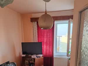 Apartament 3 camere, balcon, etaj 10, centru — miniatura 4