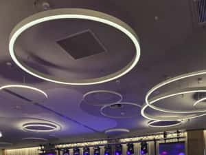 Dj-MC scena podium ecran led sonorizare, schela de lumini, glob