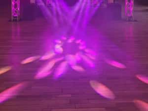 Dj-MC scena podium ecran led sonorizare, schela de lumini, glob — miniatura 2