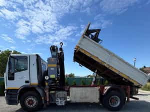 Camion basculabil cu macara 22 metri