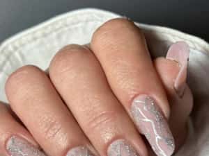 Stilist protezist . Aplic unghii cu gel PLOIESTI CARTIE VEST — miniatura 2