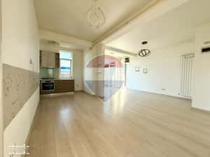 Apartament cu 3 camere de vanzare bloc caramida Cumpana intrare — miniatura 2