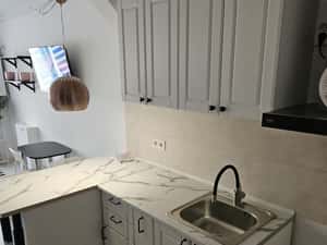 Garsonieră spațioasă, mobilată, lângă parcuri și școli — miniatura 4