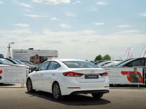 Hyundai Elantra Manuală 128 HP Benzină — miniatura 4
