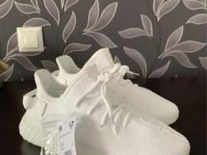 Yeezy 350 noi cu eticheta