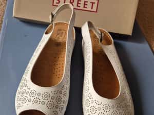 Sandale dama brandul Easy Street, marime 40, noi