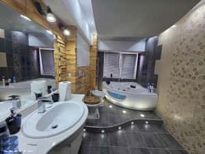 4 camere, decomandat, zonă ultracentrală (Casa de Cultură), 100 mp — miniatura 1