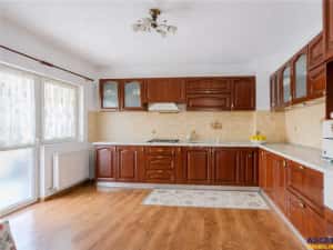 Vila solida Tractorul Coresi, spatii ample, teren 700 mp, garaj 4 masini — miniatura 2