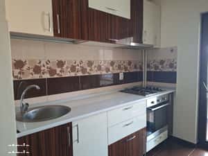 Inchiriez apartament cu doua camere,in zona centrala.
