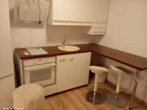 Garsonieră renovată modern, centrul vechi, clădire fără risc seismic — miniatura 2