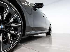 BMW M760e xDrive – Bowers & Wilkins – Executive Lounge — miniatura 3