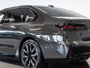 BMW M760e xDrive – Bowers & Wilkins – Executive Lounge — miniatura 6
