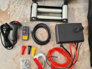 troliu auto electric 12 V cu 2 telecomenzii NOU 13500 LBS