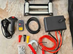 troliu auto electric 12 V cu 2 telecomenzii NOU 13500 LBS — miniatura 2