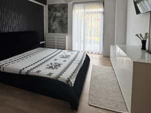 Apartament 3 camere, grădină 100 mp, parcare subterană, zona Tractorul — miniatura 5