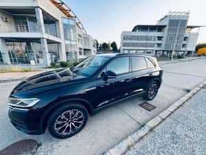 Vând Touareg model 2020 cu două seturi de jante de aliaj cu anvelope de iarnă.