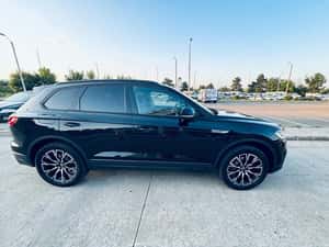 Vând Touareg model 2020 cu două seturi de jante de aliaj cu anvelope de iarnă. — miniatura 2