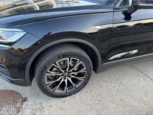 Vând Touareg model 2020 cu două seturi de jante de aliaj cu anvelope de iarnă. — miniatura 6