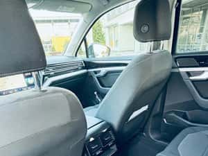 Vând Touareg model 2020 cu două seturi de jante de aliaj cu anvelope de iarnă. — miniatura 7