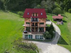 Pensiune la cheie de vanzare | 10 camere | Sacele, Brasov