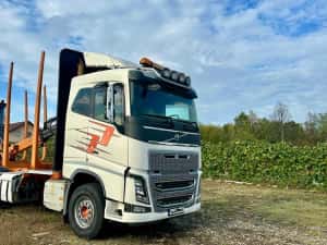 Volvo FH 16 cu macara forestiera