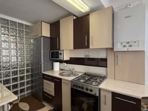 Apartament 2 camere, mobilat, etaj 4, vizavi de primărie — miniatura 4