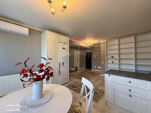 Apartament cu 2 camere de închiriat| parcare privată, lift și balcon — miniatura 3