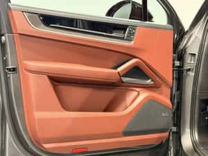 Porsche Cayenne Hibrid 740 cp 2024 — miniatura 7