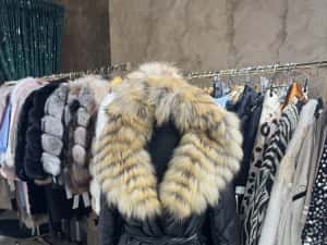 Geaca din fas cu blana de raton 1400 lei