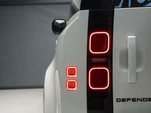 Land Rover Defender 2022, SUV hibrid, 39.926 km — miniatura 7