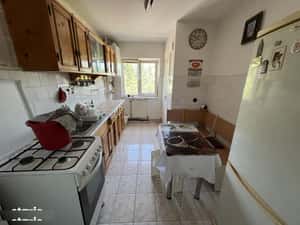 INCHIRIEZ apartament 3 camere decomandat, zona Ciresica