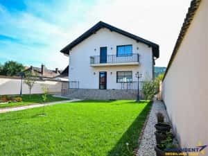 Pe 1.000 mp teren, vila eleganta, caracteristici notabile, Sacele, Central — miniatura 7