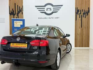 Volkswagen Jetta 2013 - 5.690 EUR Cash sau Rate de la 120 EUR / Luna — miniatura 4