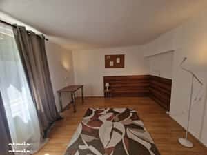 Casuta centrala  la curte cu parcare - inchiriez