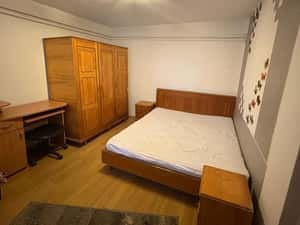 2 cam 35 mp zona copou 4 min de univ cuza mob si util complet 300 eur — miniatura 2