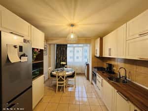 Ap. cu 3 camere, decomandat, 65 mp utili, pivniță 16 mp, zona buna — miniatura 3