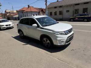 Suzuki Vitara full 2016 avariat lovit 4x4 automat 1.6 V-top full — miniatura 3