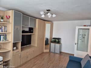 Apartament decomandat cu 4 camere, balcon, centrala, 2 locuri parcare — miniatura 3