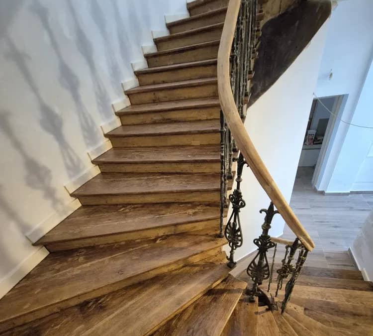 Atelier tamplarie reparatii usi,glasswand,scari interioare,mobilier lemn masiv — fotografie 1 din 10