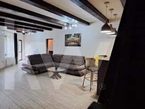 Apartament 3 camere, pe doua niveluri ,ultracentral, curte si loc de p