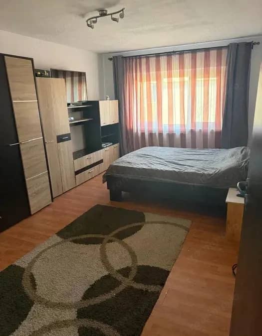 Apartament 2 camere decomandat, cartier Plopilor — fotografie 1 din 8