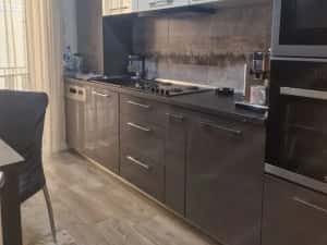 Etaj 1. Bucatarie inchisa. 2 bai. 2 locuri de parcare — miniatura 9