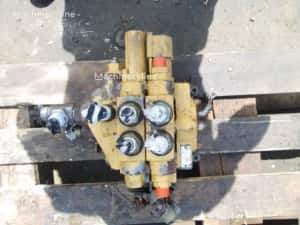 Distribuitor hidraulic frontal utilaje de constructii Caterpillar — miniatura 2