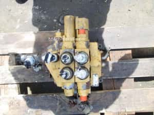 Distribuitor hidraulic frontal utilaje de constructii Caterpillar — miniatura 3