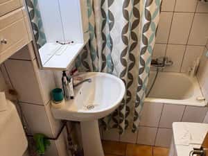 Proprietar - închiriez apartament 2 cam.- balcon generos — miniatura 3
